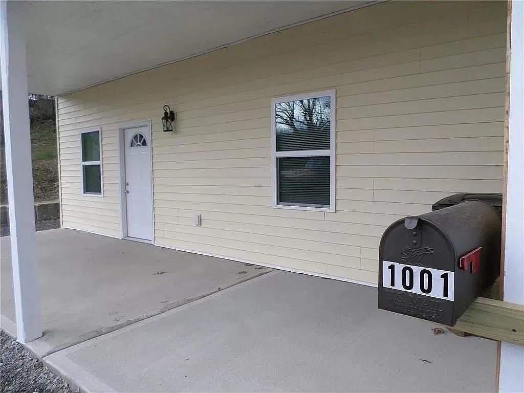 3 bed, 1200 sqft, $1,300 — Photo 2