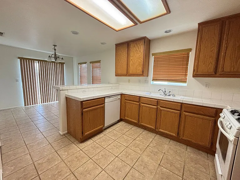 2416 W Valley Vis — Photo 7