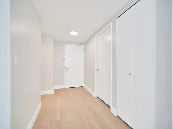 160 Riverside Boulevard image 11 of 14