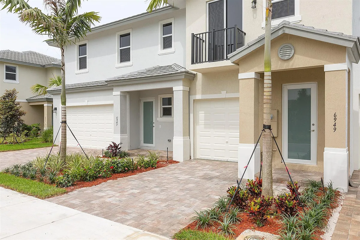 Building Photo - 6937 Pines Cir #17
