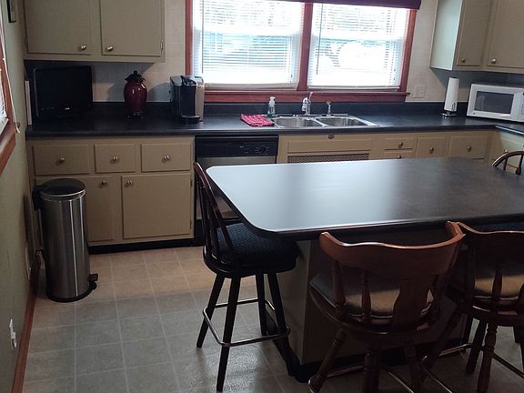 5th image of 837 W 6th St