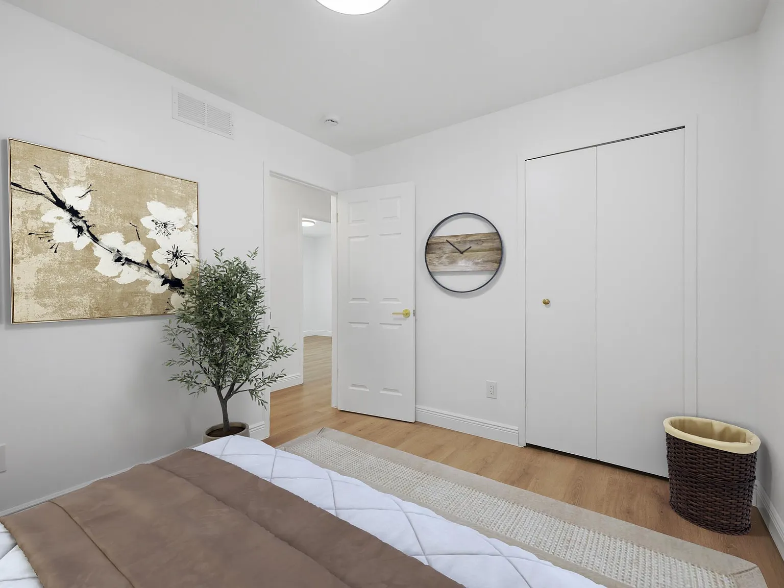 3 bed, 1.5 bath, 1008 sqft, $2,100 — Photo 4
