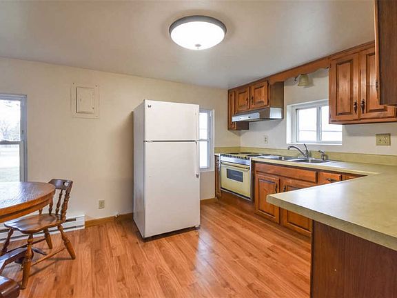 3rd image of 5108 Sunset Bluff Dr