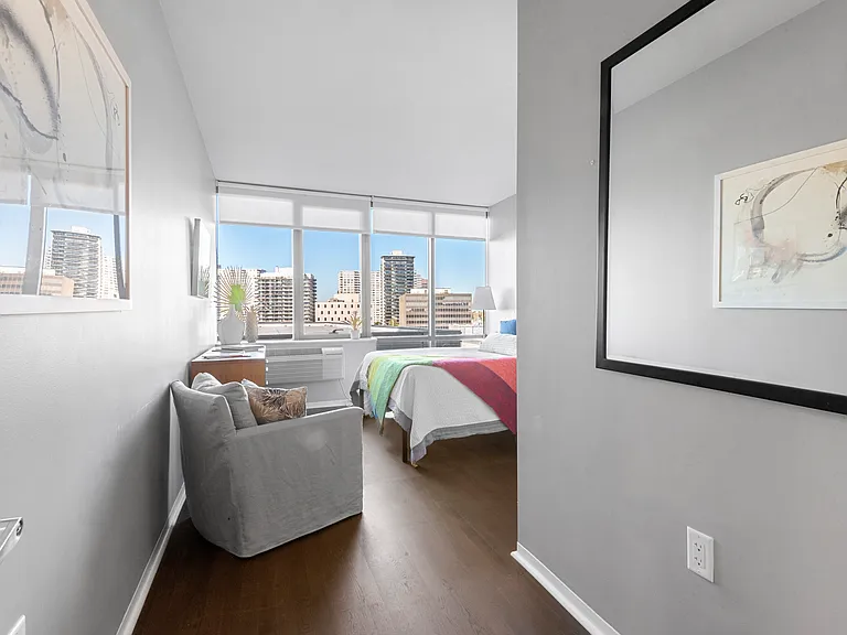 2032 1/2 Hudson St #527 — Photo 14