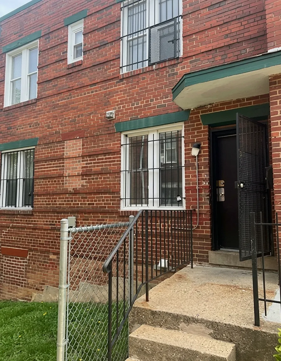 4 bed, 1.5 bath, 2444 sqft, $4,000 — Photo 1