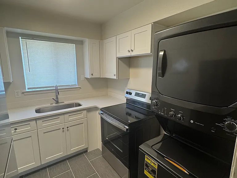 1882 Jefferson Ave #6 — Photo 3