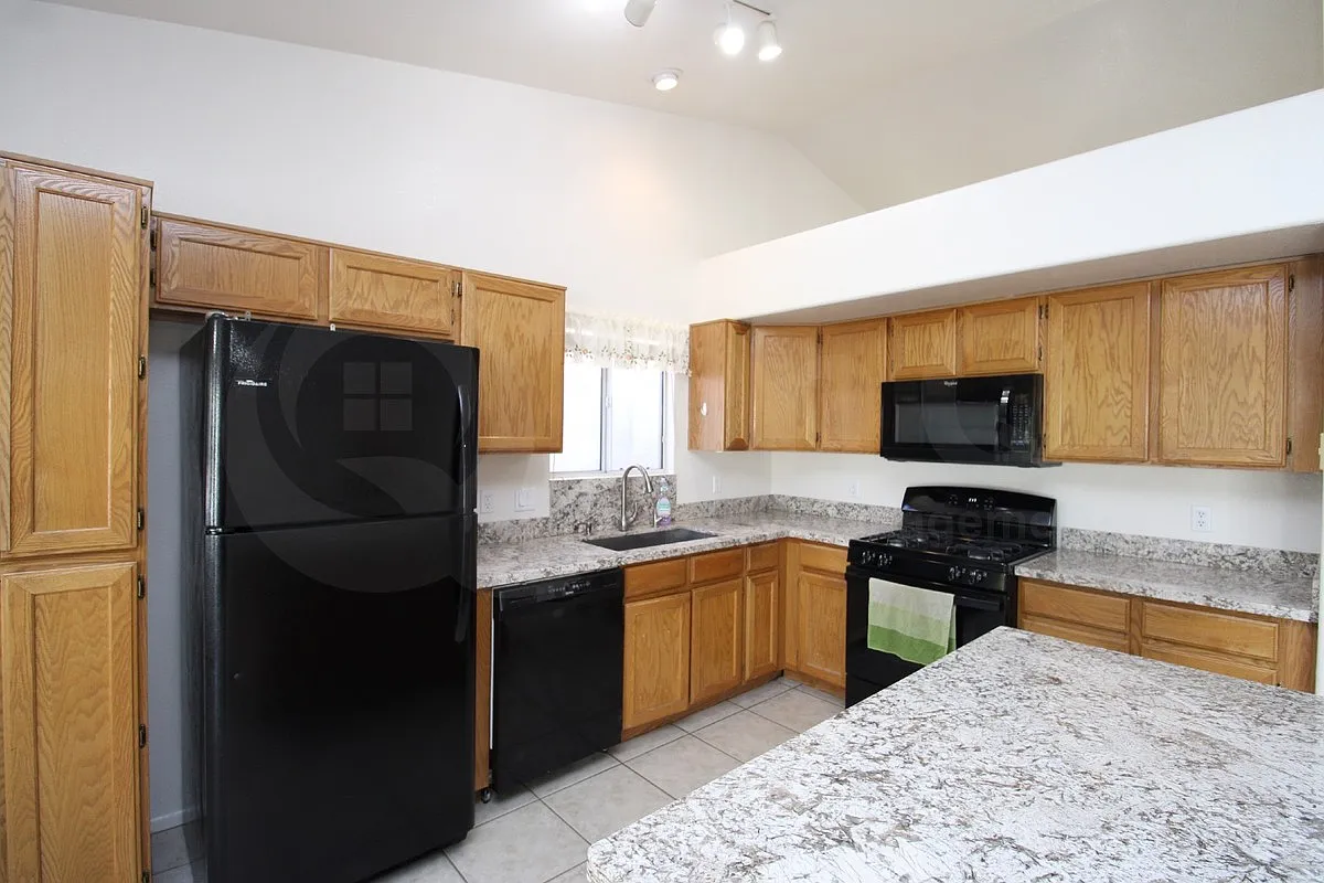 3 bed, 2.0 bath, 1672 sqft, $2,450 — Photo 3