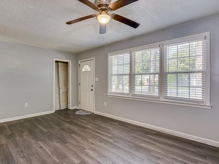 2202 Shirley Ave — Photo 9