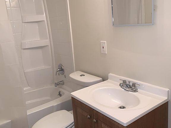 2nd image of 2562 Mariposa St