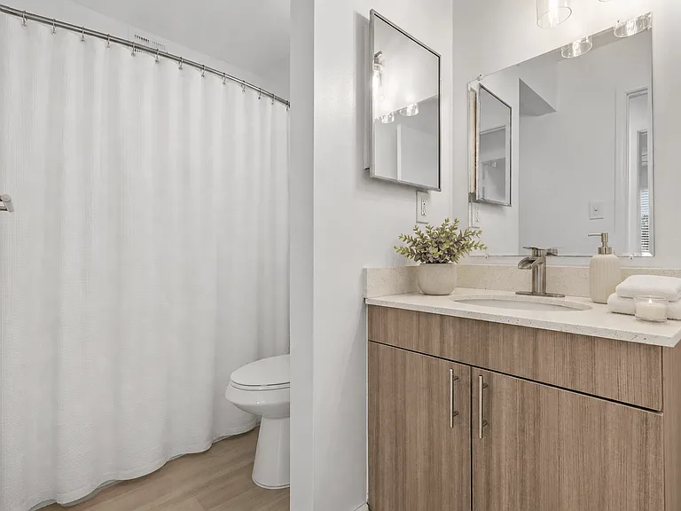 Bloomfield Square Apartments - Auburn Hills, MI — Photo 10