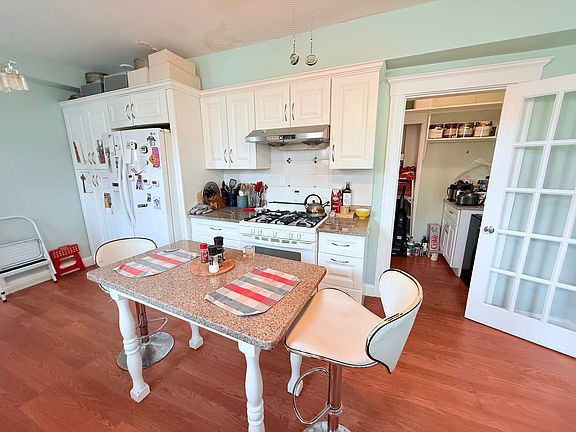 3rd image of 26 Egmont St APT 4