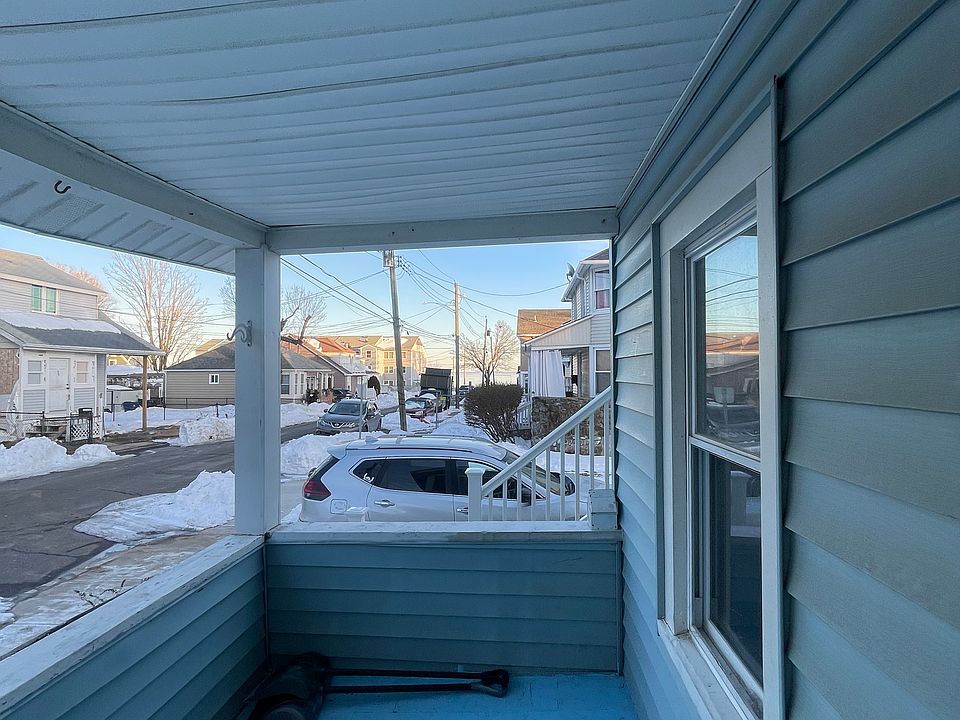 Front porch with water views: 2 min walk to the beach!