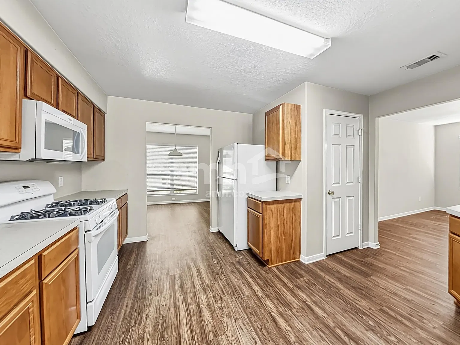 5 bed, 2.5 bath, 2695 sqft, $2,300 — Photo 3