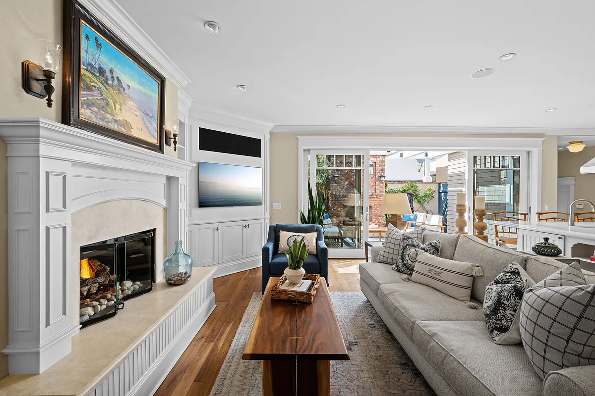 Beautiful and Light Family Room - 33 Palermo Walk