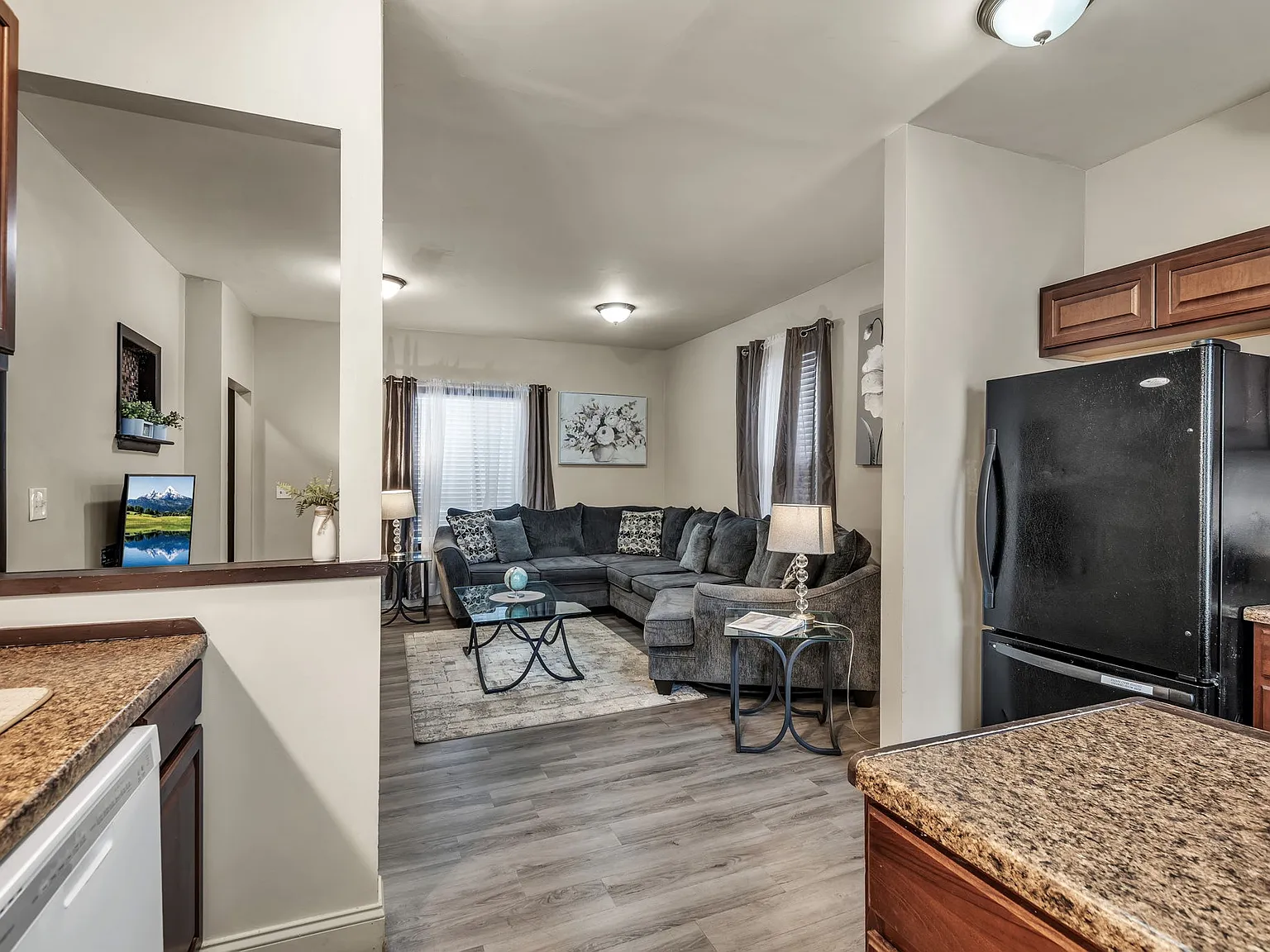2 bed, 1300 sqft, $1,649 — Photo 3