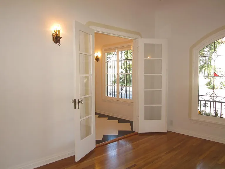 325 S Cochran Ave #102 — Photo 6