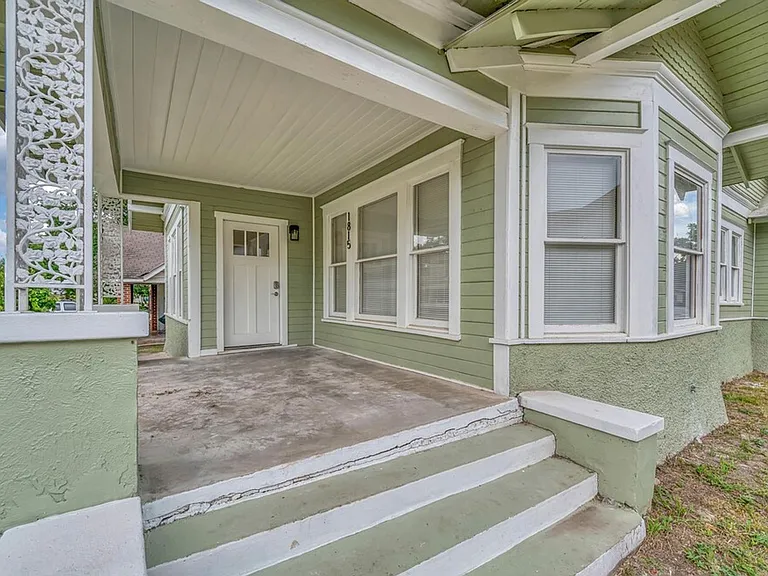 1815 Seneca Ave — Photo 2