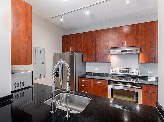 5th image of 565 W Quincy St Unit 1008