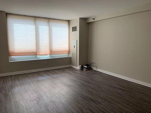 4th image of 33 W Ontario St APT 16