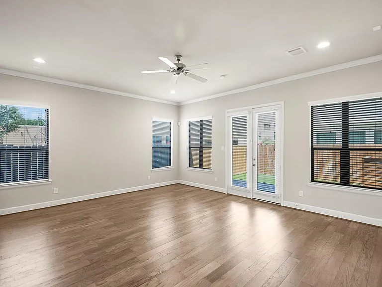 5328 Larkin St — Photo 5