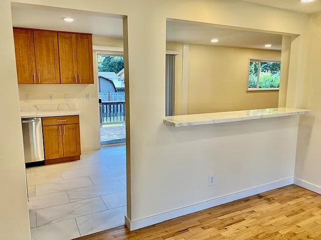 Hang-over quartz kitchen eating bar