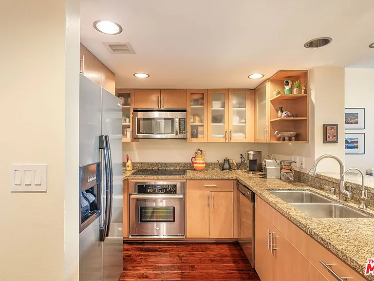 13700 Marina Pointe Dr #415 — Photo 7