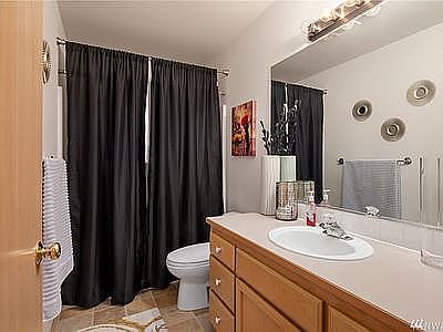 4th image of 915 198th Pl SW