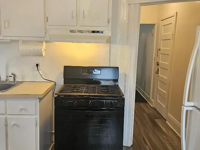 1225 E 2nd St #3 — Photo 11