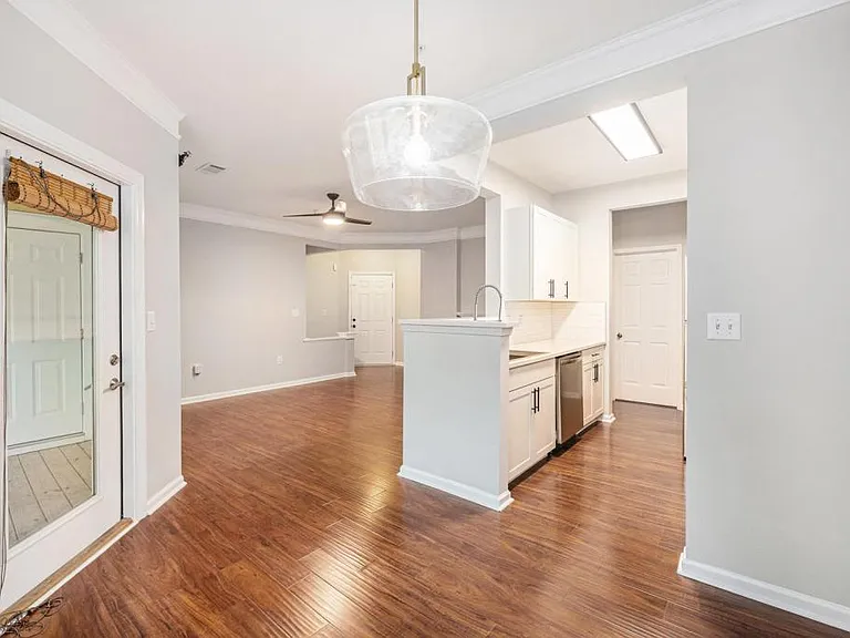 2125 Chatelain Way — Photo 3