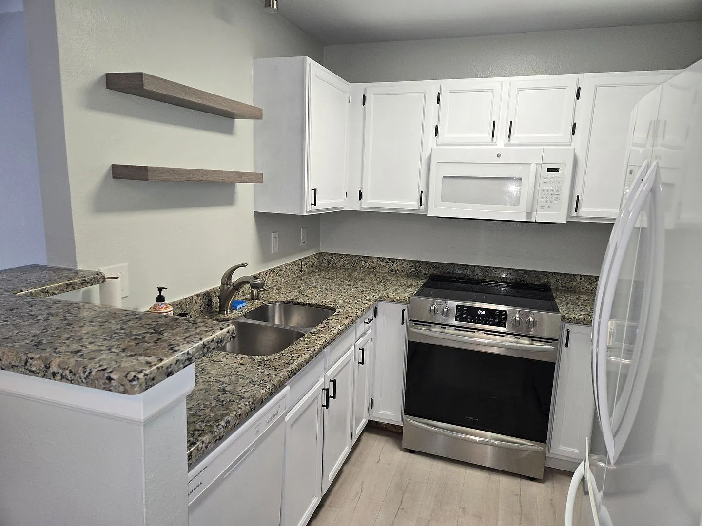 Cozy Condo in Great Location — Photo 3