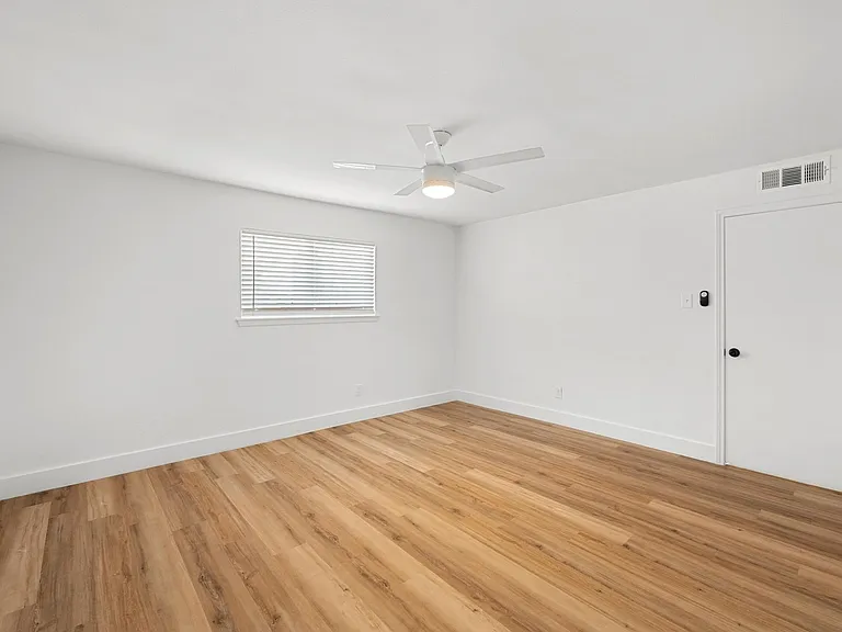 CrestHaus Apartments — Photo 30