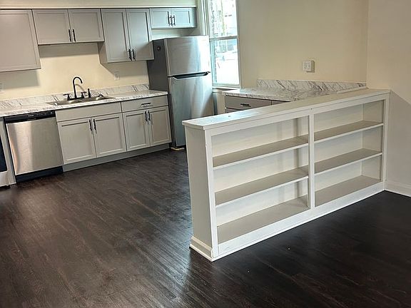 4th image of 758 W King St Floor 1