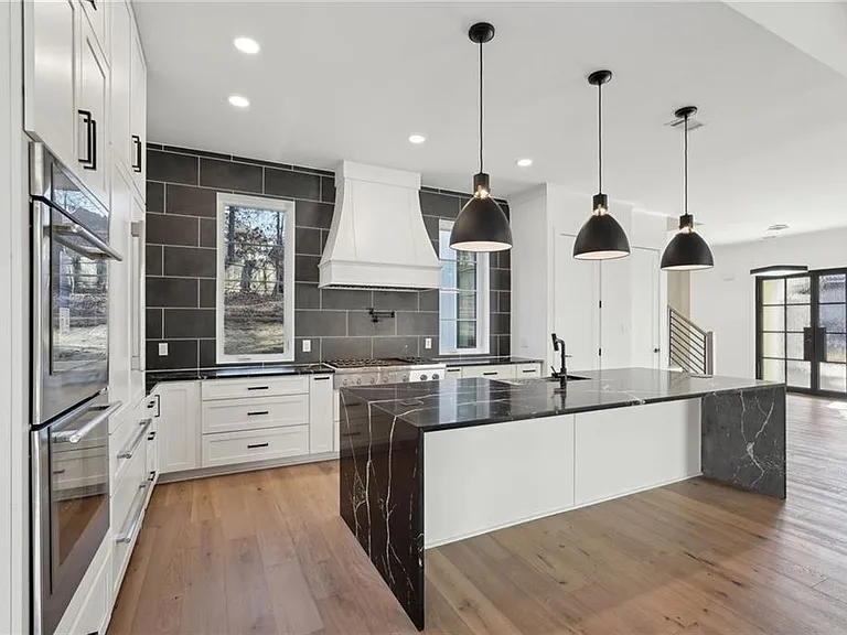 120 Thome Dr — Photo 9