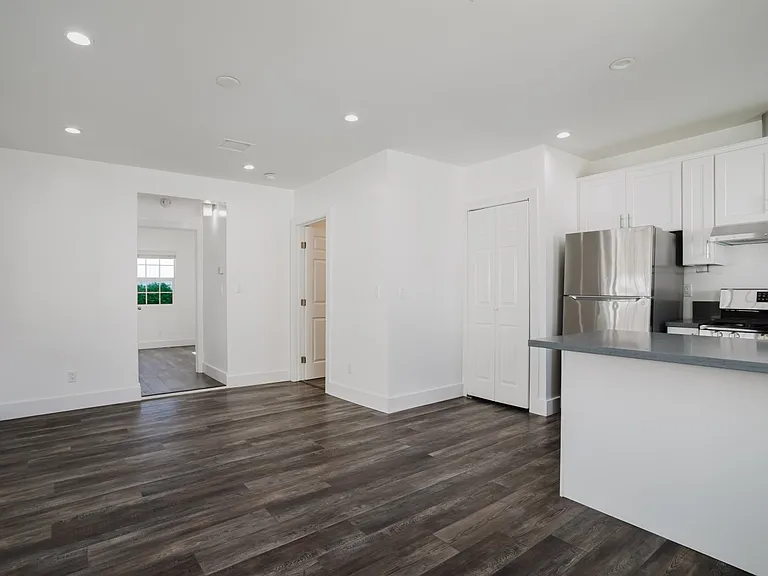13521 Hamlin St — Photo 6