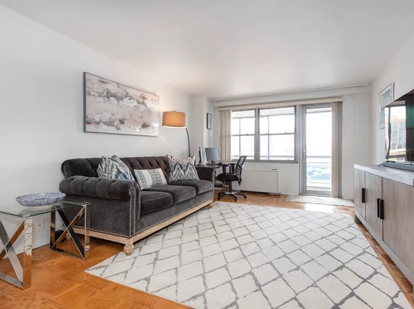 70-25 Yellowstone Boulevard image 1 of 12