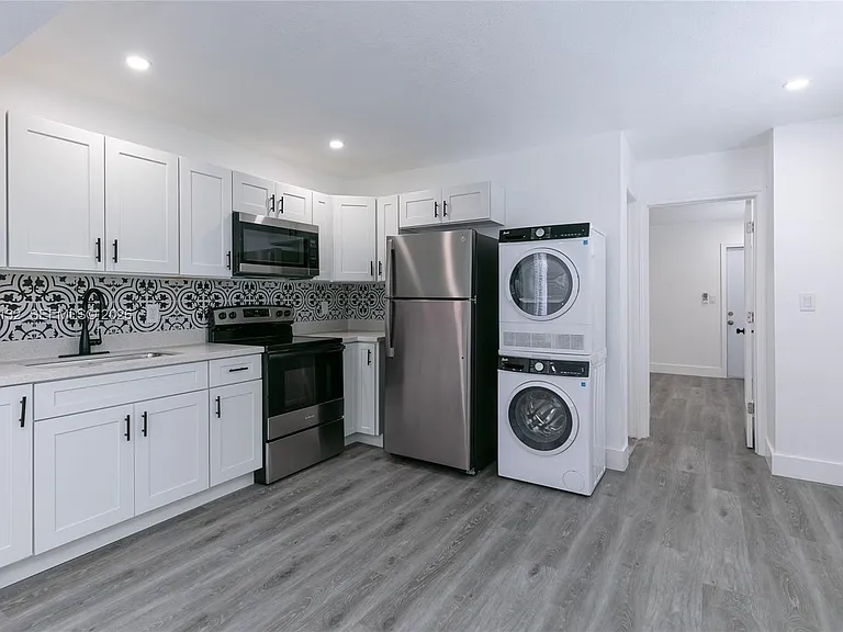6125 SW 40th Ct #4 — Photo 4