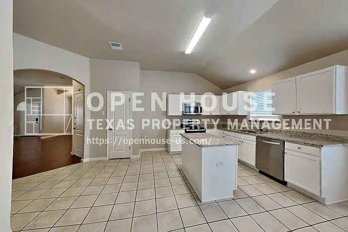 3 bed, 2.0 bath, 2118 sqft, $2,400 — Photo 4