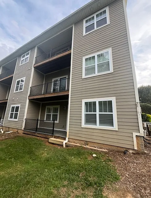 3 bed, 2.5 bath, 2088 sqft, $2,400 — Photo 2