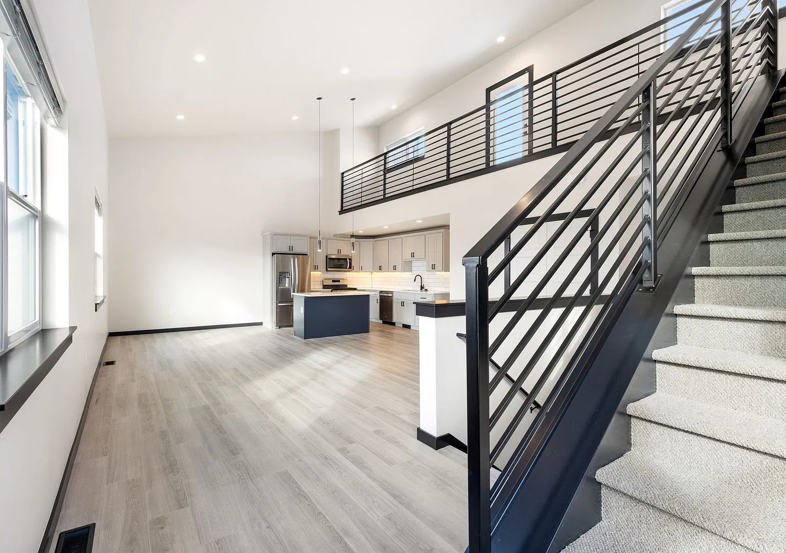 New luxury condo. Huge terrace with mountain views. Central location. — Photo 2