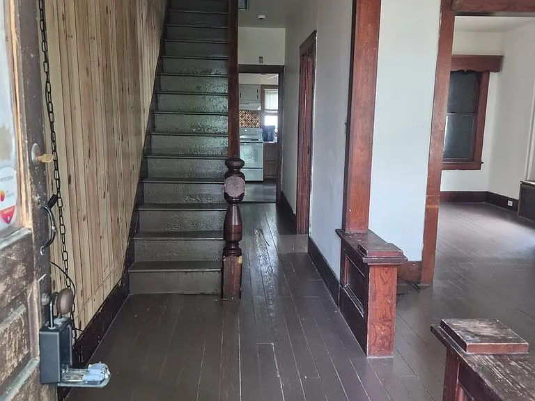 915 Sarah St — Photo 2