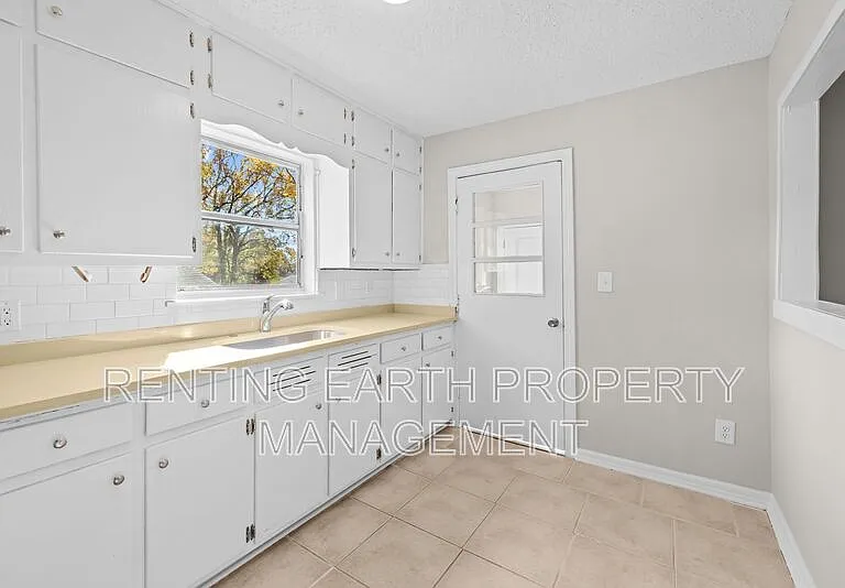 7404 Paris Ave — Photo 7