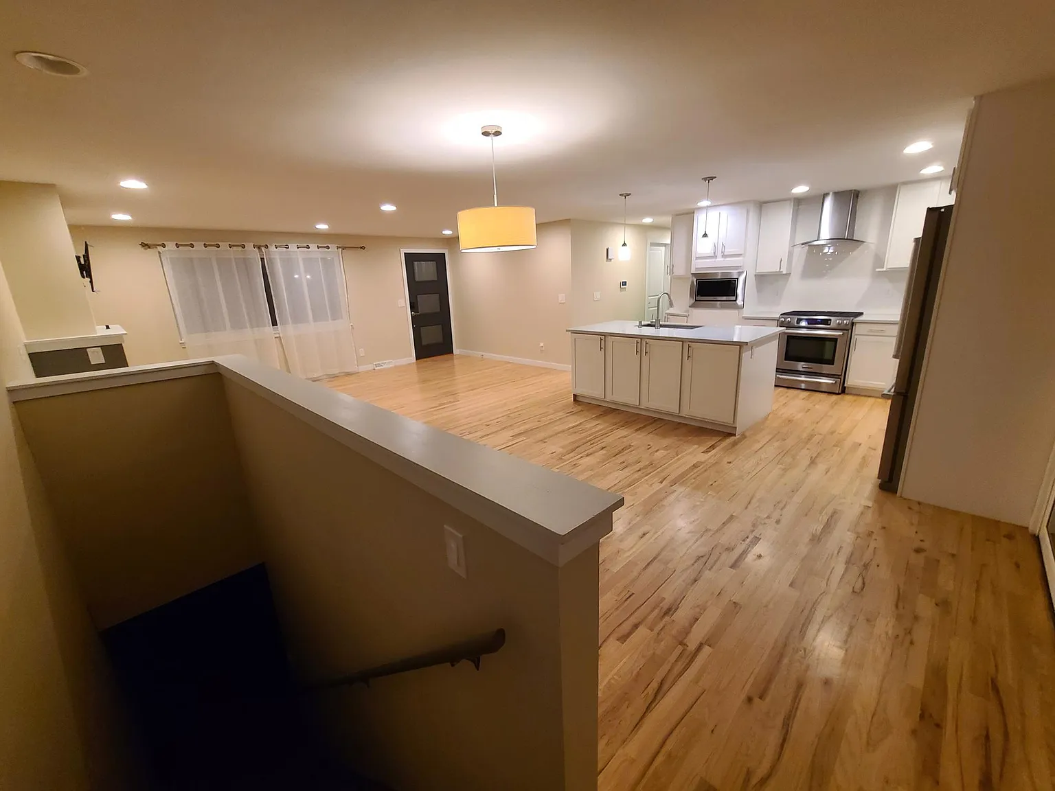 3 bed, 2520 sqft, $3,800 — Photo 2