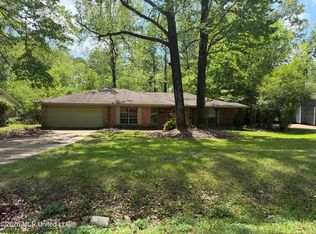 865 Fairfax Cir, Jackson, MS 39211