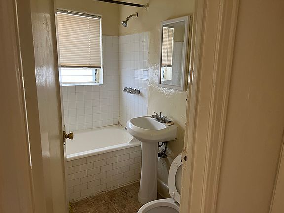 5th image of 400 1/2 S Kenmore Ave