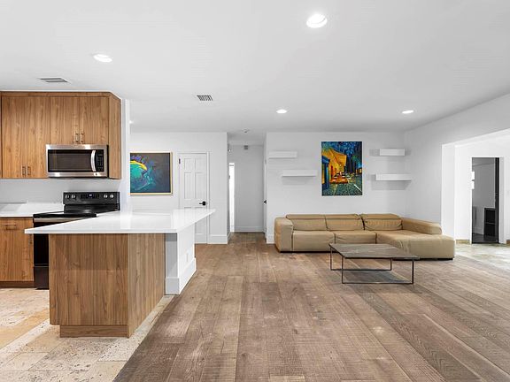 4th image of 715 NE 25th Avenue