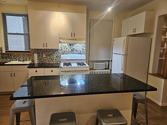4th image of 157 Newel St #1