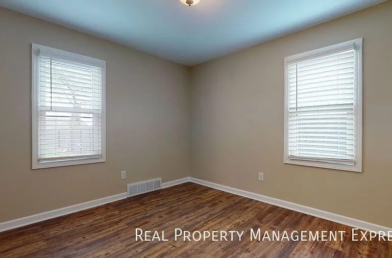 411 S Willow Ave — Photo 5