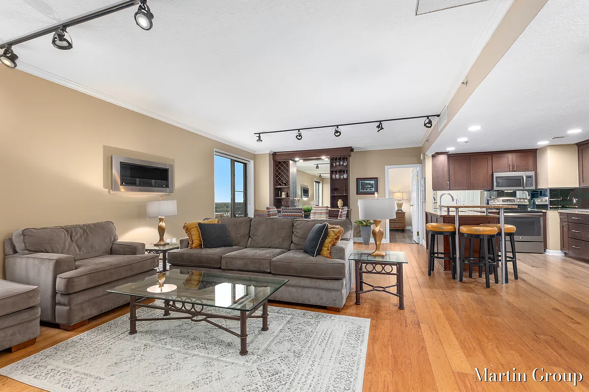 1 bed, 979 sqft, $2,200 — Photo 3