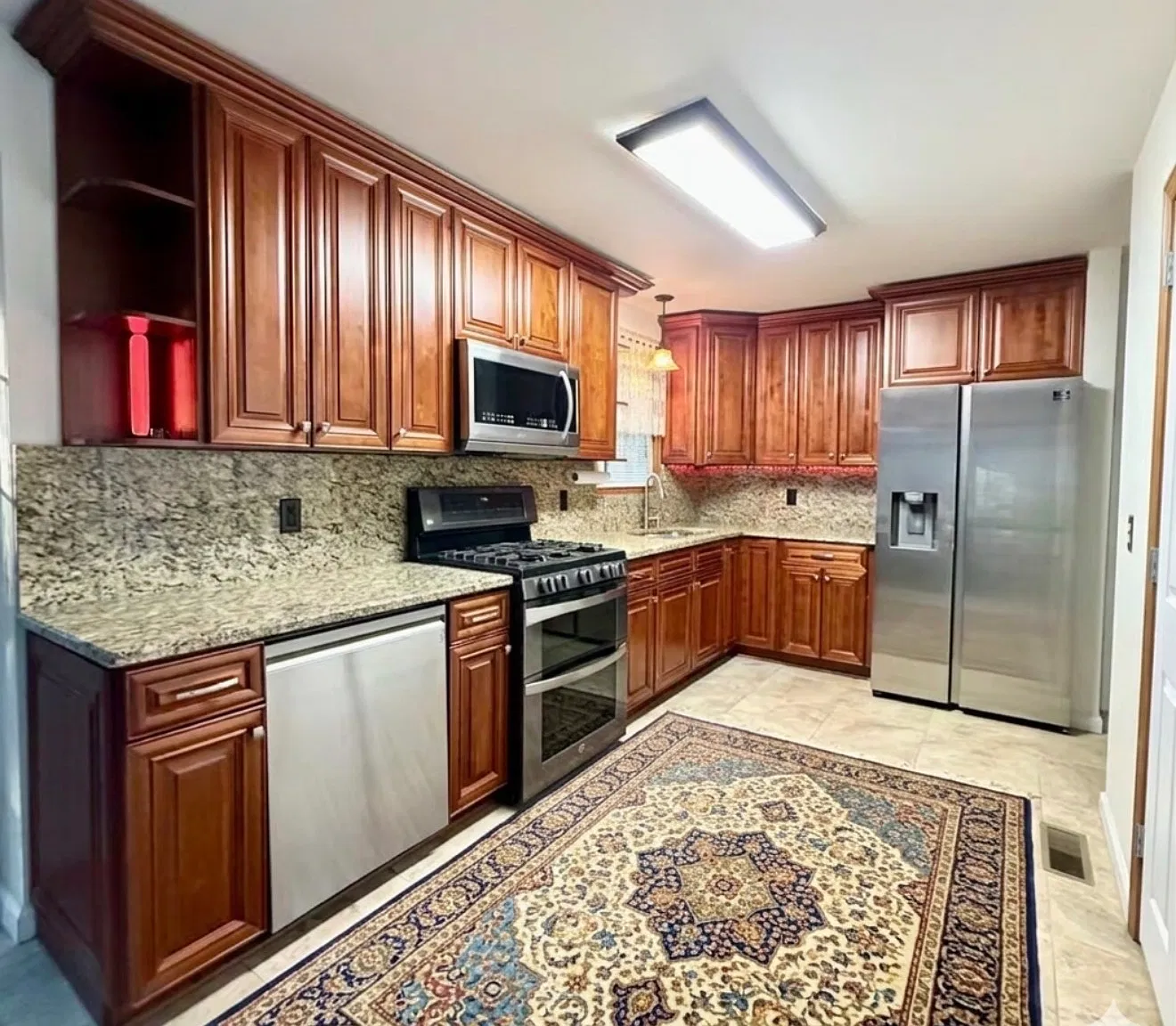 3 bed, 2.5 bath, 1800 sqft, $2,600 — Photo 2