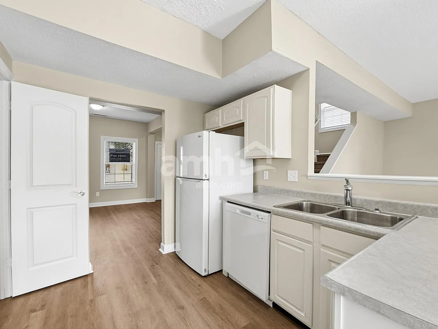 4 bed, 2.5 bath, 2358 sqft, $2,255 — Photo 3